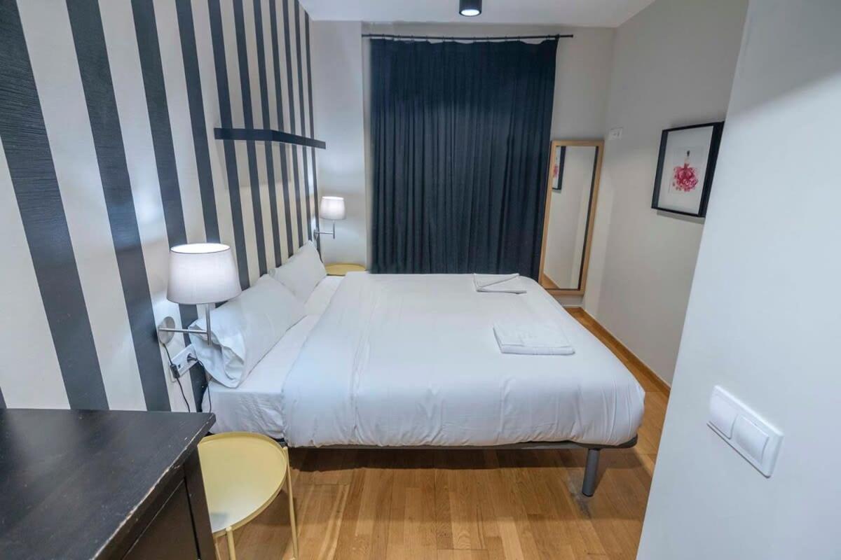 Apartamento 2 Bedroom With Balcony In Eixample 4-2 *